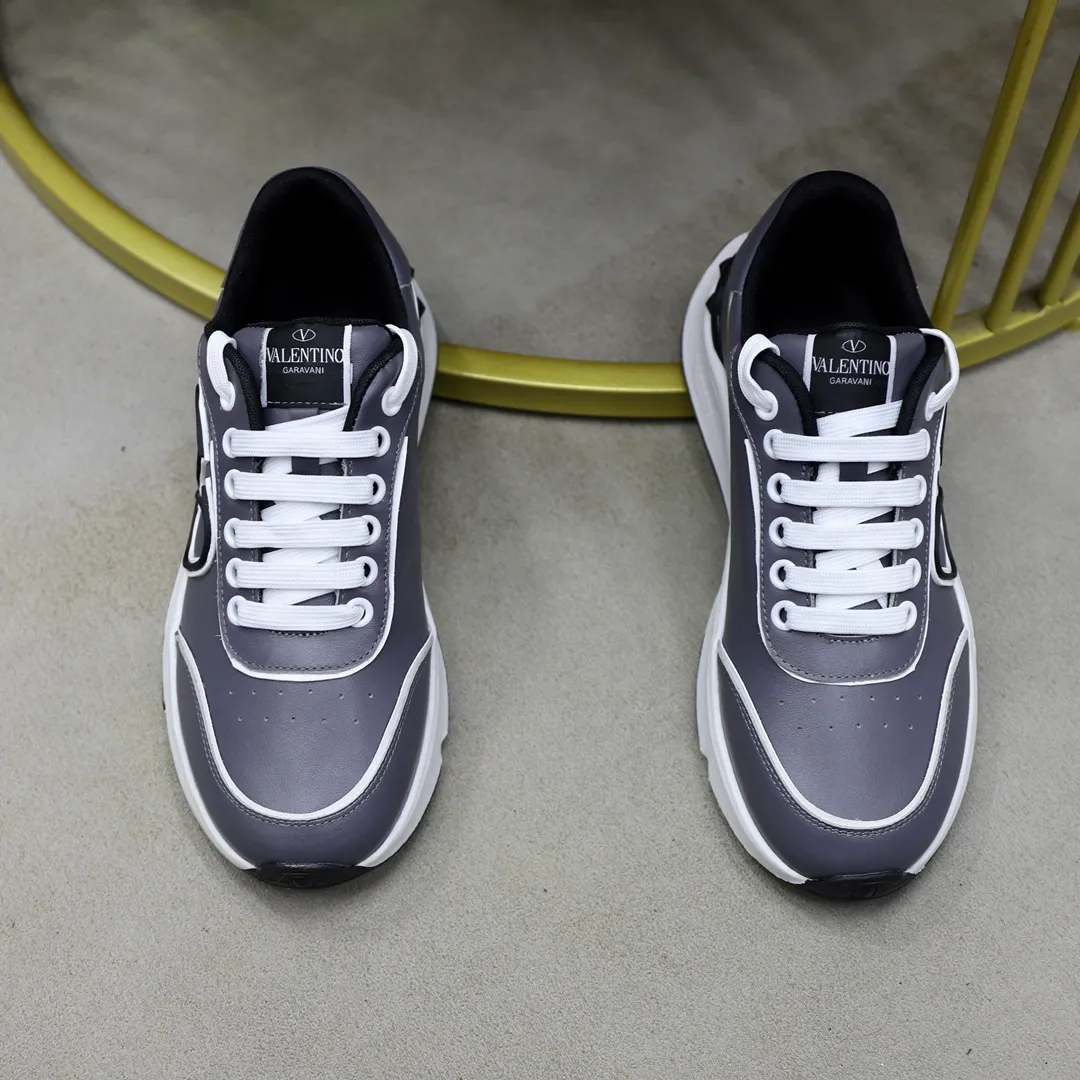 Ex-factory price: 460💰VALENTINO/Valentino 2025 men's latest low-top thick-soled sports shoes are shipped. Heavy-duty craftsmanship, men's fine casual sports shoes, versatile style. Original leather, rubber lines embellished with geometric segmented uppers, hand-stitched, novel and fashionable, rubber soles with rivet details on the front and back, VALENTINO GARAVANI LOGO printed on the side, and Valentino Garavani decorative inlays on the tongue. Logo, comfortable, breathable and durable on the feet! Comes with full original packaging! Code number: 38-39-40-41-42-43-44 (45 can be customized)